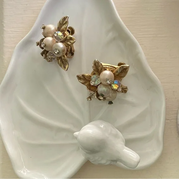 Vintage Signed Vendome Faux Pearl and AB crystals cluster flower earring. - Picture 11 of 11